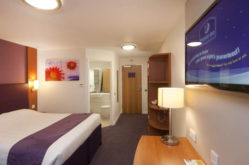 Premier Inn Exeter Central St. Davids ภายนอก รูปภาพ