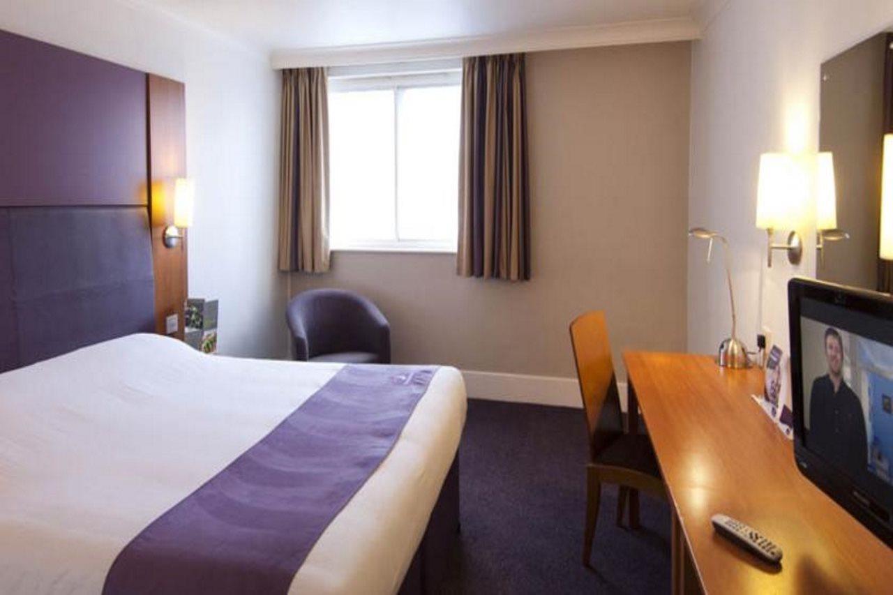 Premier Inn Exeter Central St. Davids ภายนอก รูปภาพ