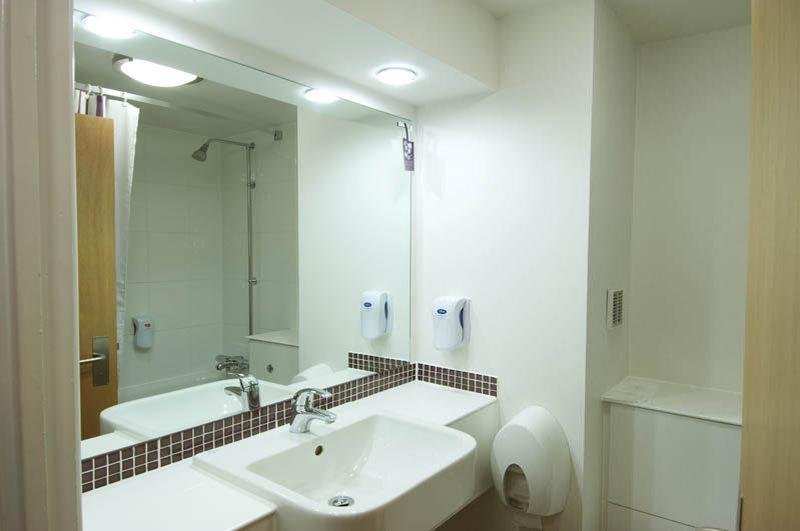 Premier Inn Exeter Central St. Davids ภายนอก รูปภาพ